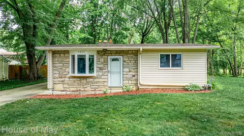 4822 Filer St, Waterford, MI 48328