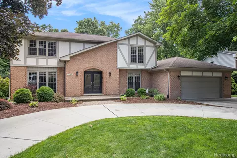 1684 Kilburn Rd N, Rochester Hills, MI 48306