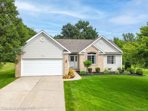 4435 Great Oaks Dr, Grand Blanc, MI 48439