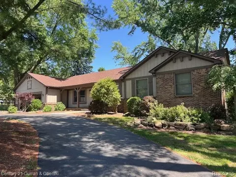 5463 Greenfield Rd, Brighton, MI 48114