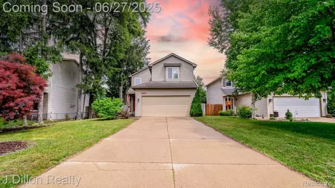 5778 Savoy Dr, Waterford, MI 48327