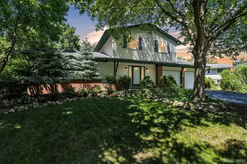 1840 Glen Iris Dr, Commerce, MI 48382