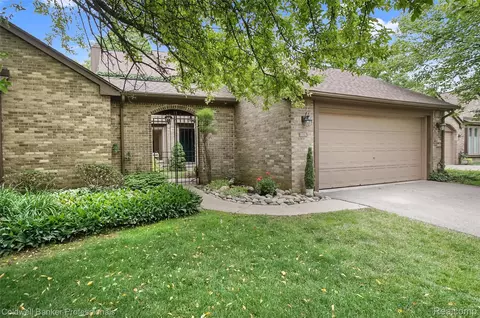 30715 River Crossing St, Bingham Farms, MI 48025