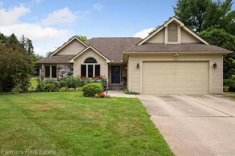 1369 Hunter Rd, Brighton, MI 48114
