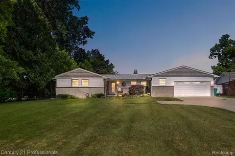 9311 Whipple Shores Dr, Independence, MI 48348