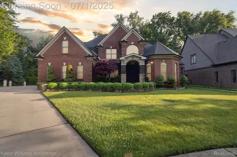 27715 Stephany Ct, Harrison, MI 48045