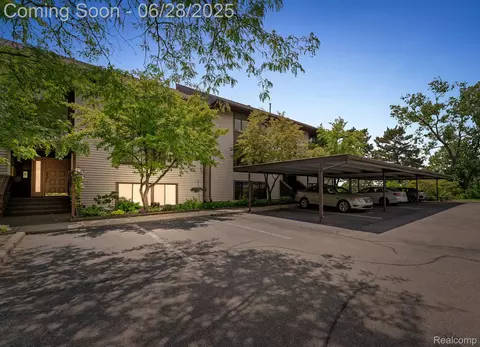 510 Cliffs Dr #305, Ypsilanti, MI 48197