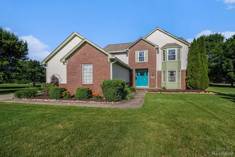 5270 Dillon Dr, White Lake, MI 48383