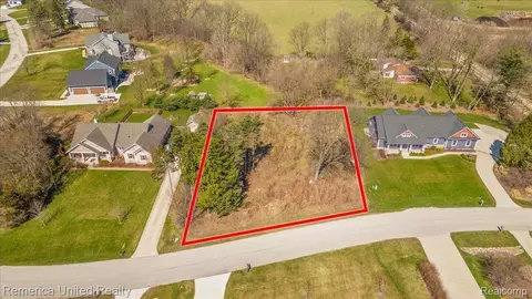 10512 Oak Forest Dr, Green Oak, MI 48178