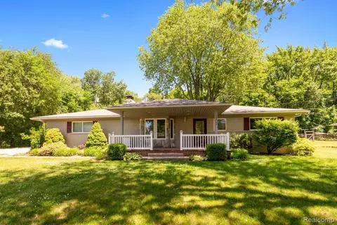 25762 Strath Haven Dr, Novi, MI 48374