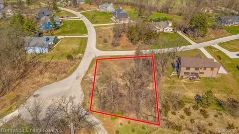 10537 Oak Forest Dr, Green Oak, MI 48178