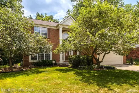 234 Grosvenor Dr, Rochester Hills, MI 48307