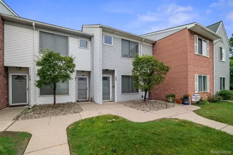 83 Rosebud Ln, Mount Clemens, MI 48043