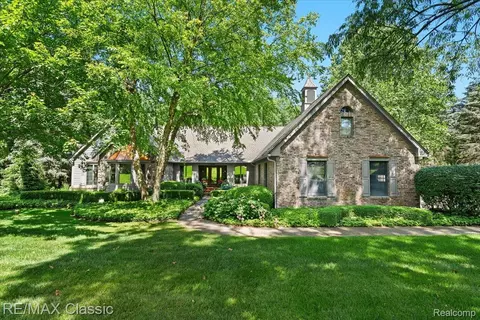 1245 Oak Hollow Dr, Milford, MI 48380