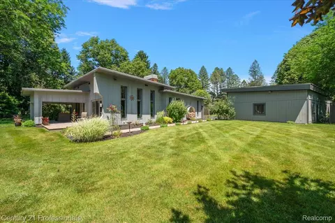 451 Markwood Dr, Addison, MI 48370