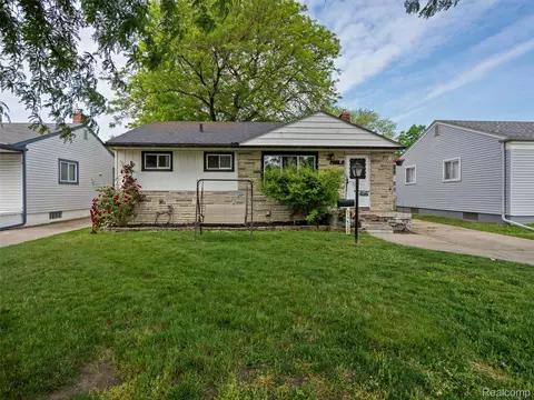 24625 Hayes Ave, Eastpointe, MI 48021