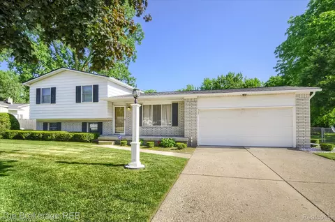 7204 Popplewood Dr, Davison, MI 48423