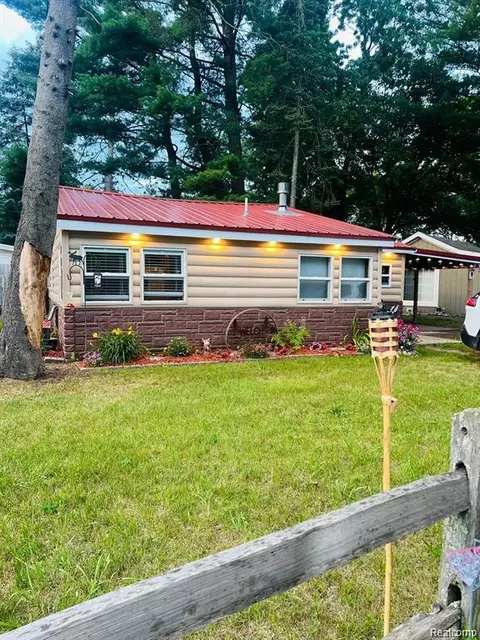 105 Alley St, Lake, MI 48632