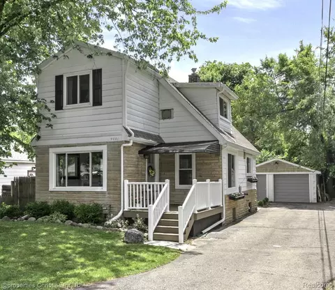 9081 Julia Ave, White Lake, MI 48386