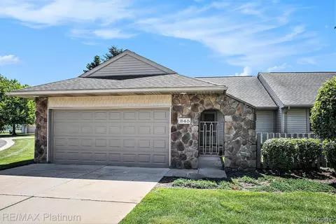 245 Addison Cir, Fowlerville, MI 48836