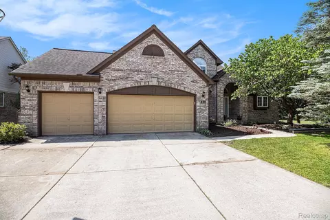 832 Townsend Dr, South Lyon, MI 48178