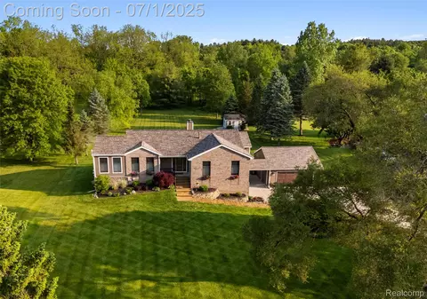 5131 Navajo Trl, Pinckney, MI 48169
