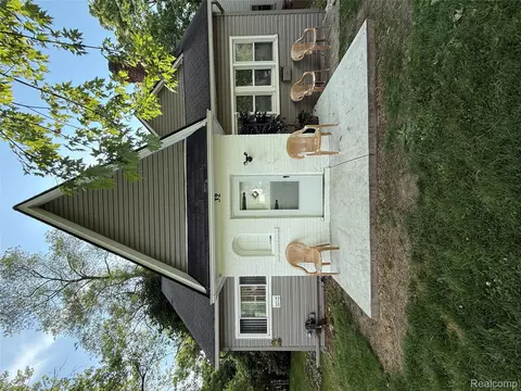 32 S Marshall St, Pontiac, MI 48342