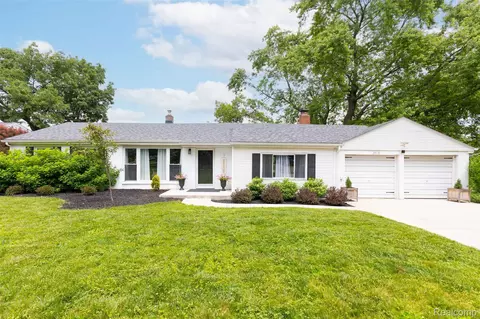 3976 Saginaw Trl, Waterford, MI 48329