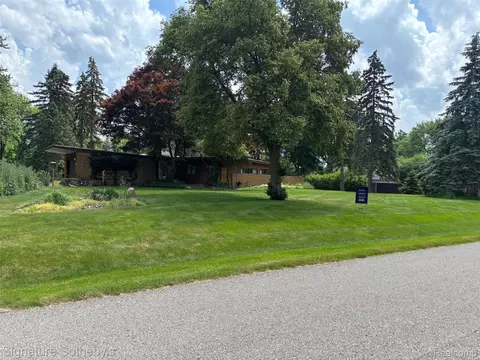 3975 Stonecrest Rd, West Bloomfield, MI 48322