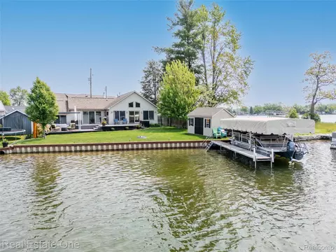 16384 Whitehead Dr, Argentine, MI 48451