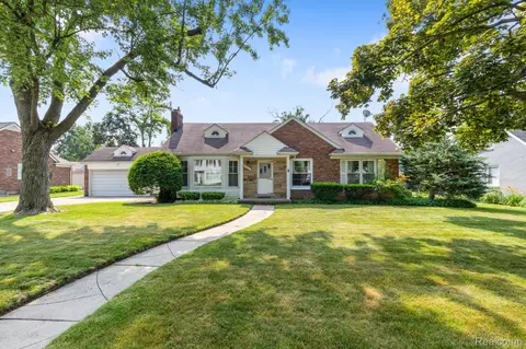 32086 Auburn Dr, Beverly Hills, MI 48025