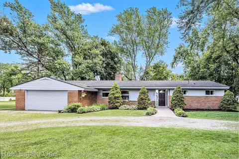 124 Belhaven Dr, Troy, MI 48085
