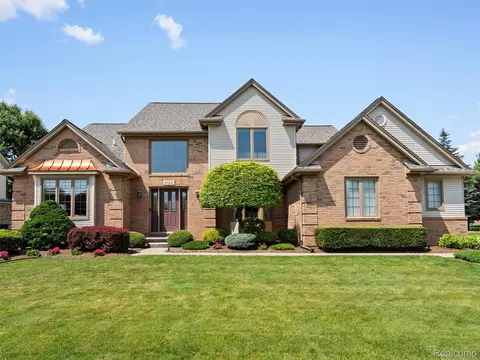 47215 Robins Nest Dr, Shelby Township, MI 48315