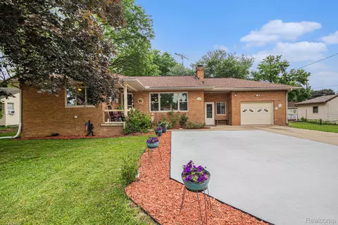 2126 Covert Rd, Burton, MI 48509