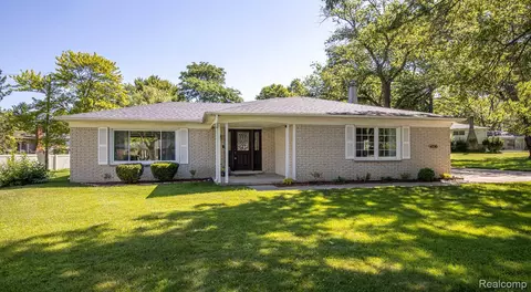 4290 Frostwood, Troy, MI 48098