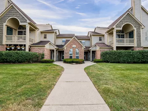 229 Brookwood Dr #9, South Lyon, MI 48178