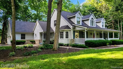 8123 Baypointe Dr, Brighton, MI 48114