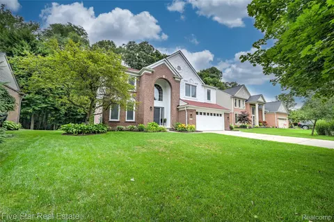 2656 Aubrey Dr, Lake Orion, MI 48360