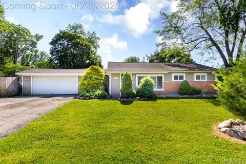 260 Lorberta Ln, Waterford, MI 48328
