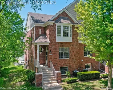 6014 Windemere Ln, Shelby Township, MI 48316