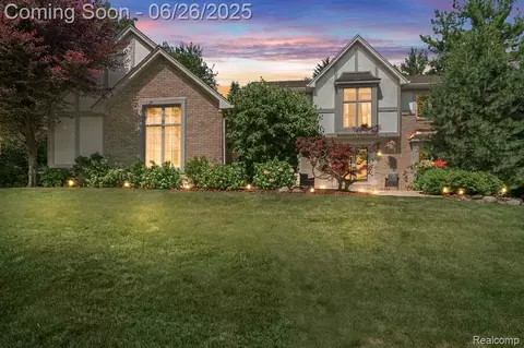 2979 River Valley Dr, Troy, MI 48098
