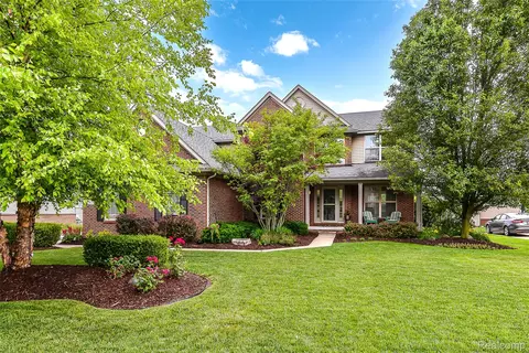 58724 Carriage Ln, Lyon, MI 48178