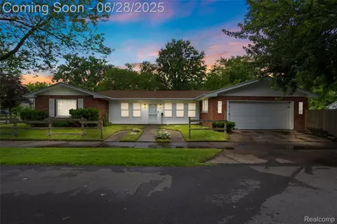 5204 Ashley St, Grosse Pointe, MI 48236