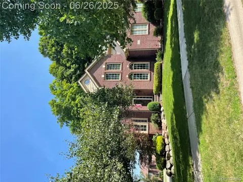 537 Bloomer Ridge Dr, Rochester, MI 48307