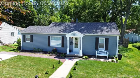 507 W Caroline St, Fenton, MI 48430