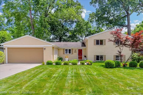 2425 Avondale St W, Sylvan Lake, MI 48320