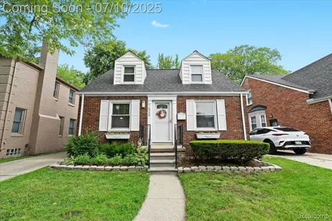 1624 Hampton Rd, Grosse Pointe Woods, MI 48236