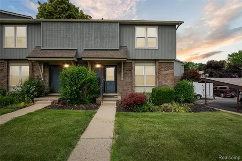 211 N Maple Rd, Saline, MI 48176