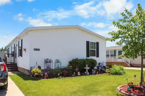 9854 Townsquare Blvd, Tyrone, MI 48430