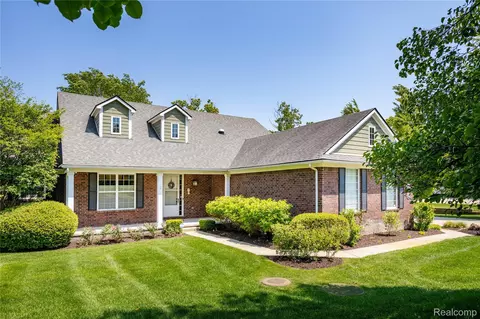 13718 Forest Ridge Cir, Green Oak, MI 48178